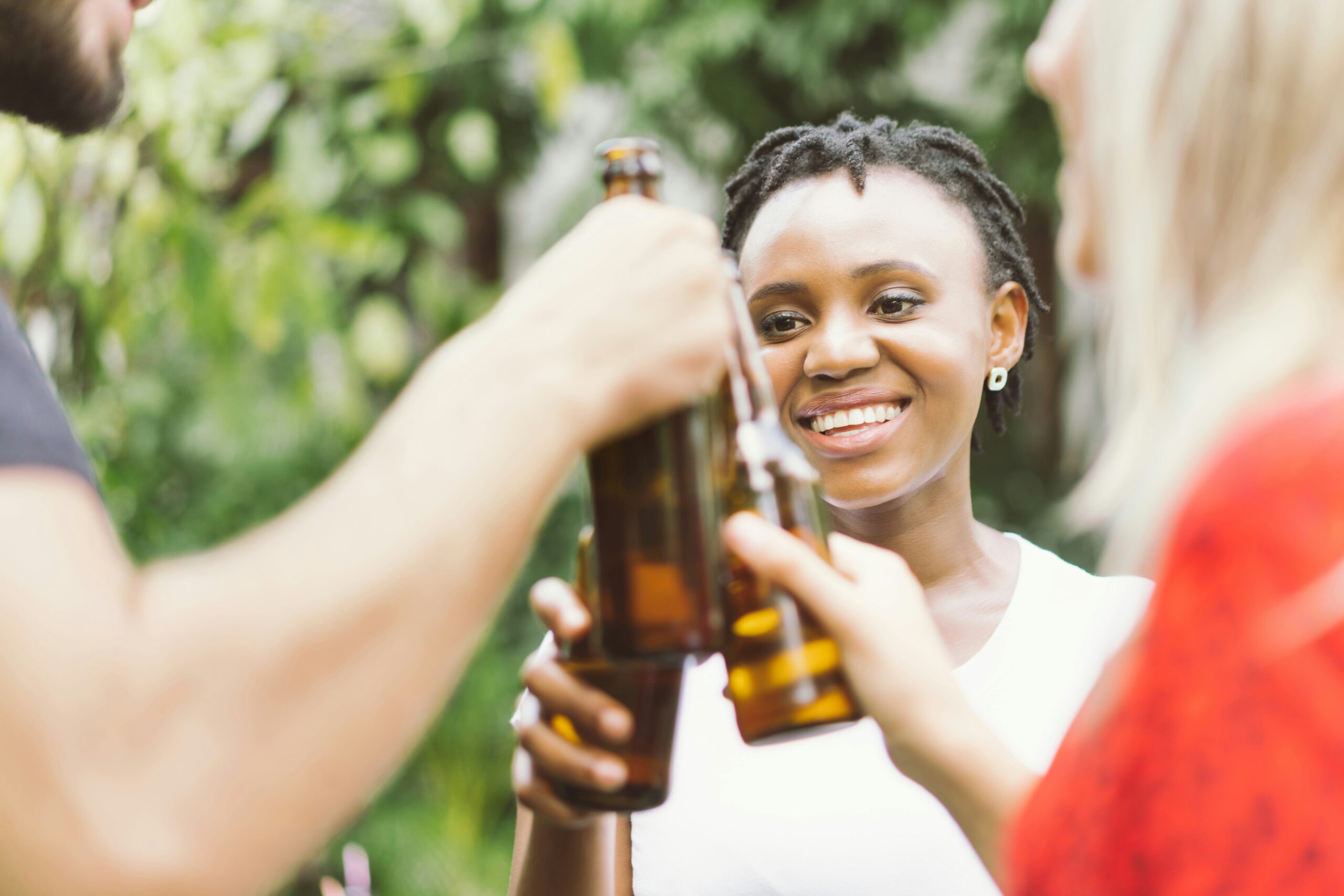 woman drinking a berr with her frinds